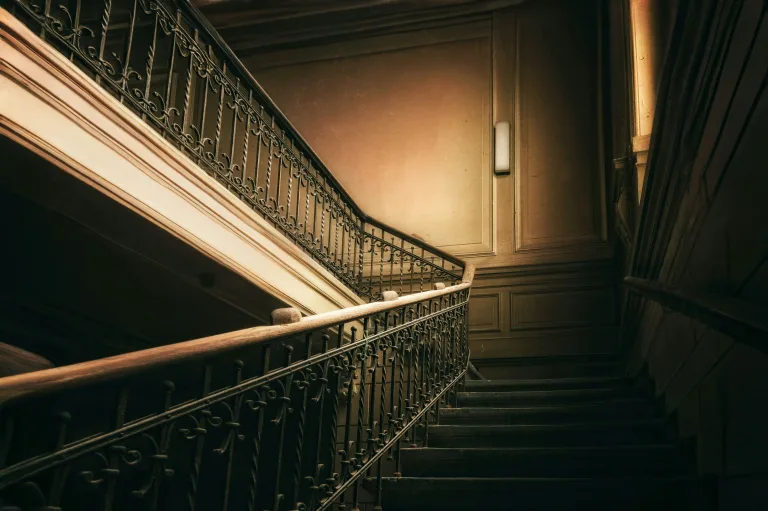 Eladó lakás lépcsőház