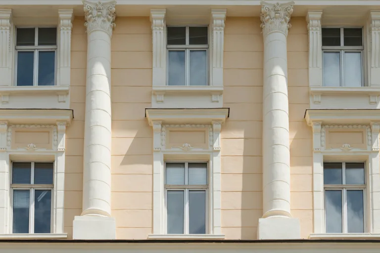 Budapesti klasszicista stílusú épület homlokzata