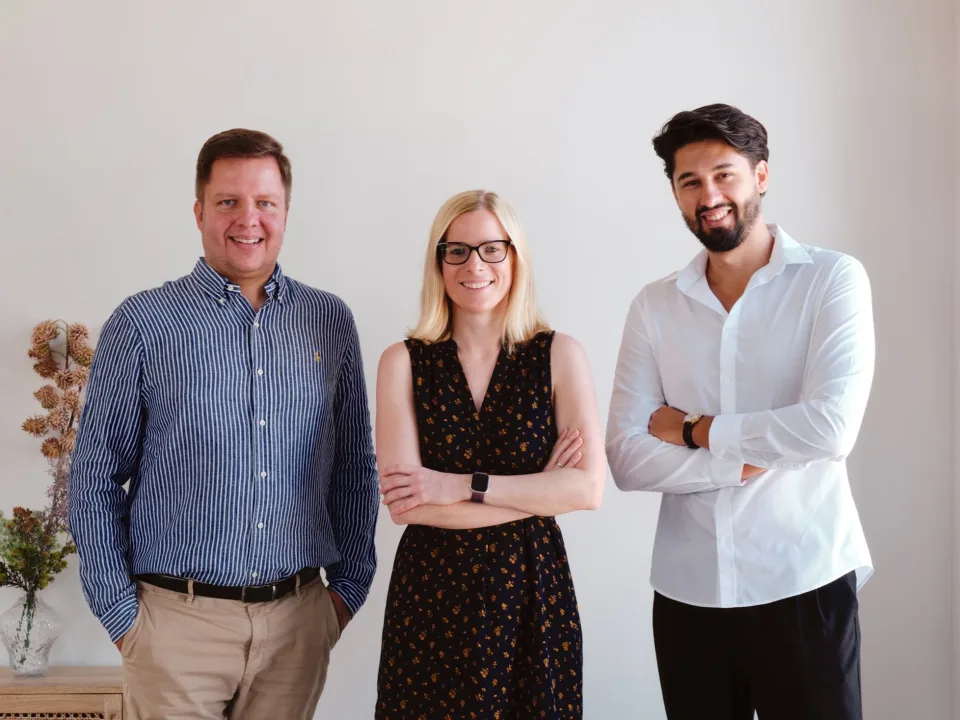 Az e-ingatlanközvetítők csapata – három, ingatlanközvetítéssel is foglalkozó ügyvéd áll egymás mellett egy világos irodában.