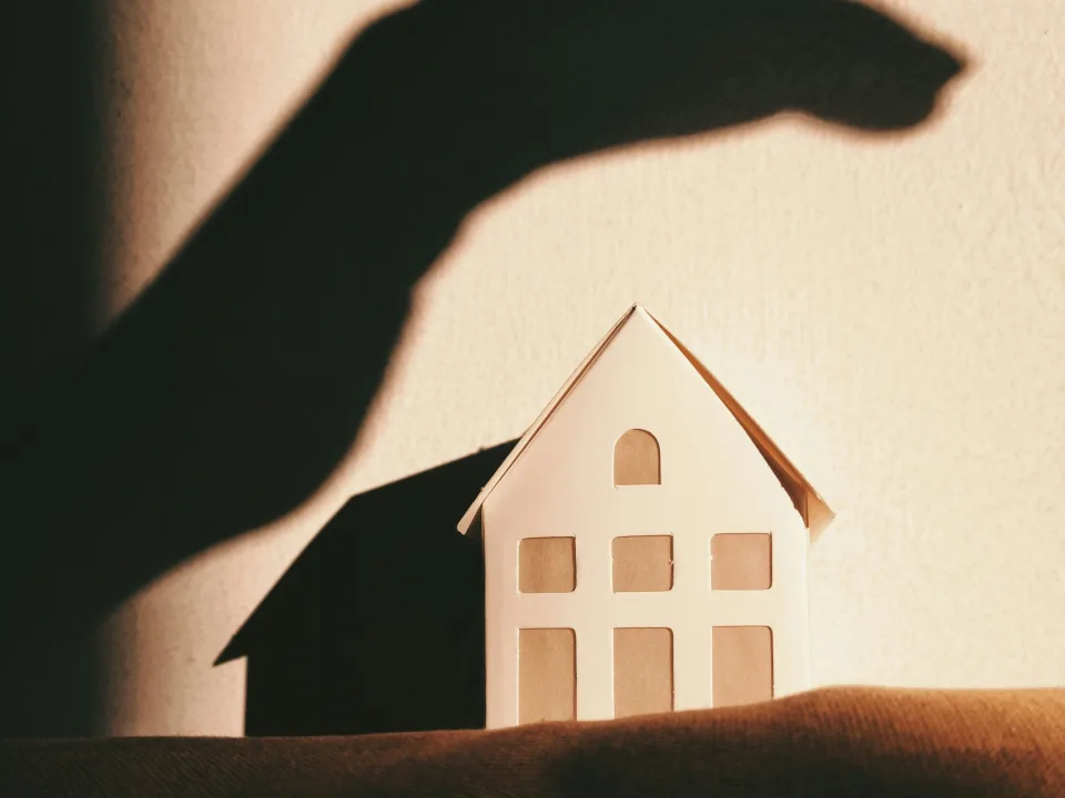 Papírmasé ház felett árnyék