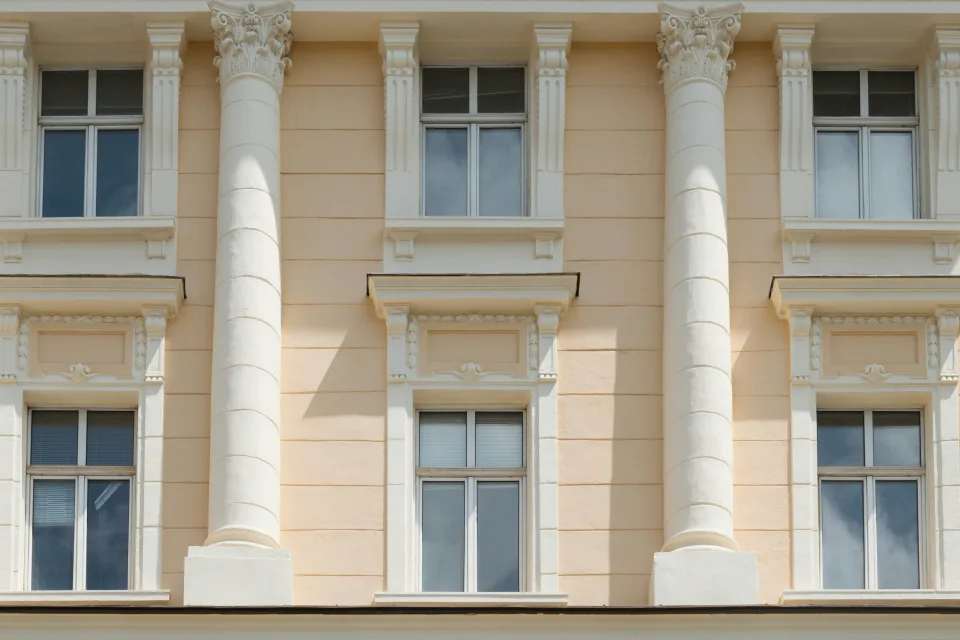 Budapesti klasszicista stílusú épület homlokzata