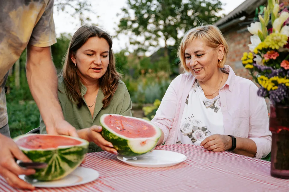 testvérek nyáron dinnyét esznek