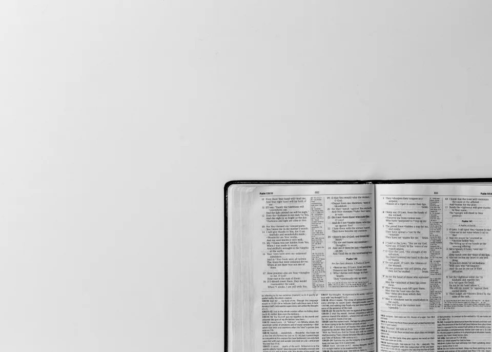 nyitott Biblia fekete-fehér képen
